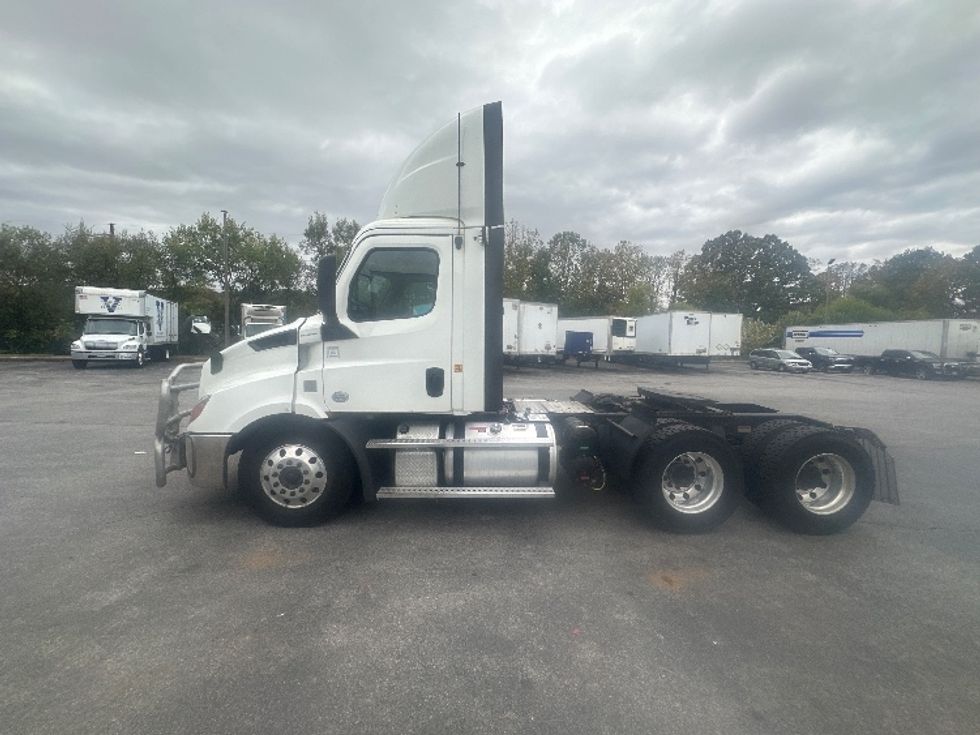 Day Cab Tractor-Heavy Duty Tractors-Freightliner-2019-T11664ST-Roanoke-VA-640,170\n\t\tmiles-$ 25,250 - Image 4