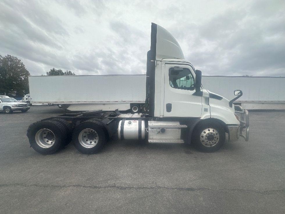 Day Cab Tractor-Heavy Duty Tractors-Freightliner-2019-T11664ST-Roanoke-VA-640,170\n\t\tmiles-$ 25,250 - Image 8
