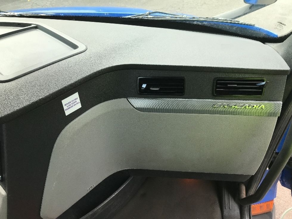 Day Cab Tractor-Heavy Duty Tractors-Freightliner-2019-T11664ST-Rochester-NY-305,659\n\t\tmiles-$ 41,500 - Image 13