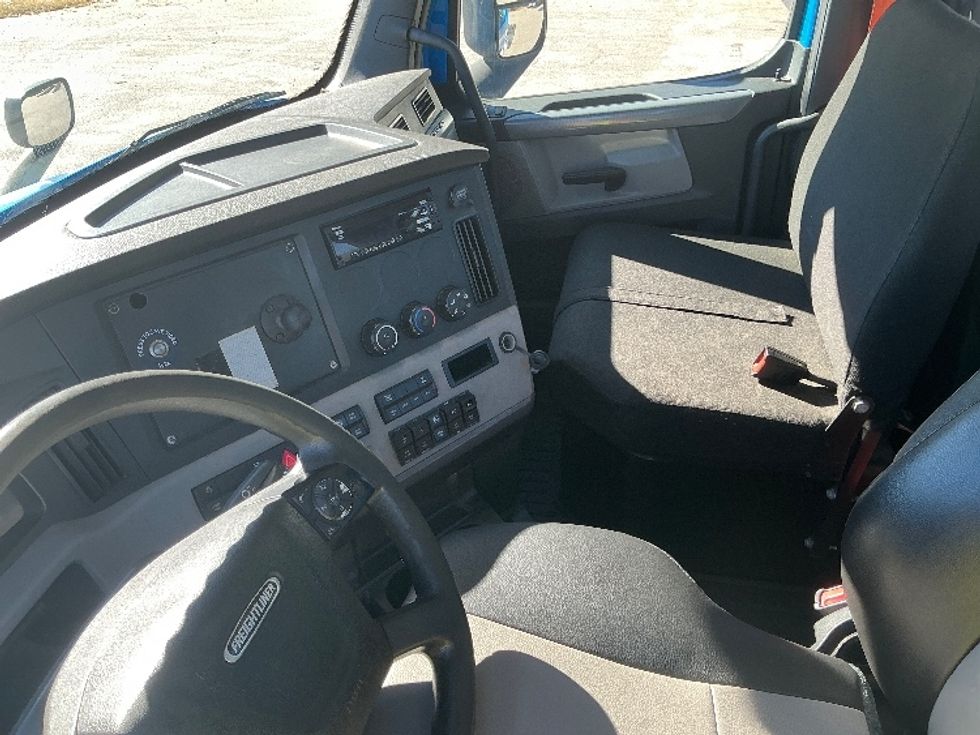 Day Cab Tractor-Heavy Duty Tractors-Freightliner-2019-T11664ST-Rocky Mount-NC-610,053\n\t\tmiles-$ 26,750 - Image 10
