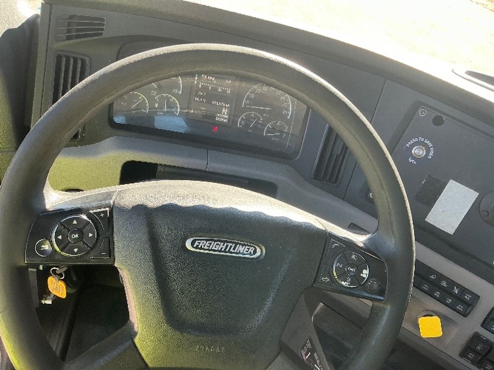 Day Cab Tractor-Heavy Duty Tractors-Freightliner-2019-T11664ST-Rocky Mount-NC-610,053\n\t\tmiles-$ 26,750 - Image 11