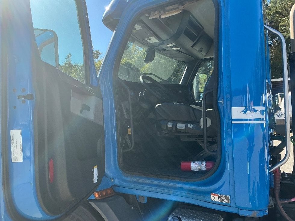 Day Cab Tractor-Heavy Duty Tractors-Freightliner-2019-T11664ST-Rocky Mount-NC-610,053\n\t\tmiles-$ 26,750 - Image 9