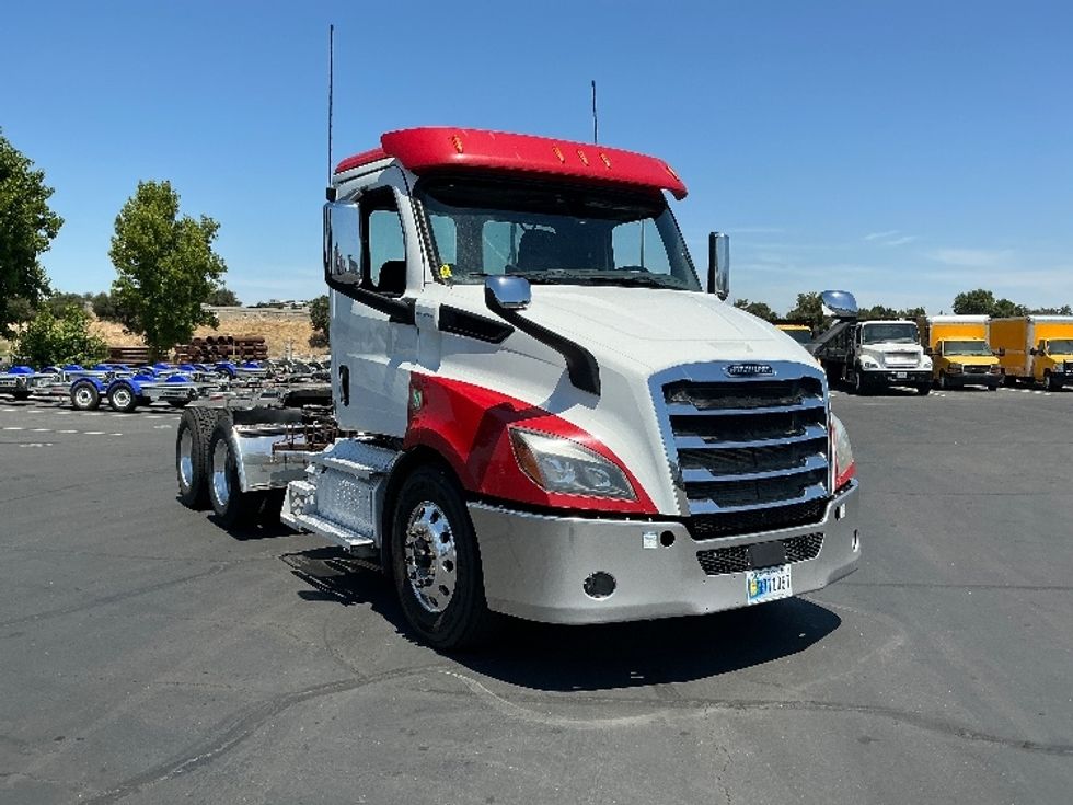 Day Cab Tractor-Heavy Duty Tractors-Freightliner-2019-T11664ST-Sacramento-CA-489,880\n\t\tmiles-$ 36,250 - Image 1