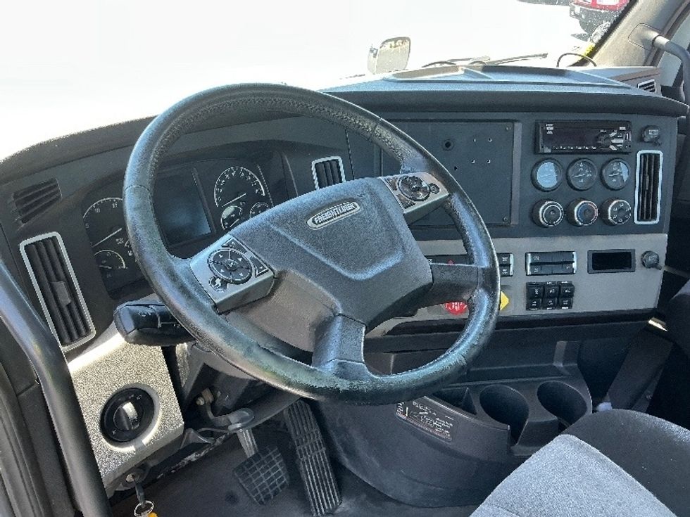 Day Cab Tractor-Heavy Duty Tractors-Freightliner-2019-T11664ST-Sacramento-CA-489,880\n\t\tmiles-$ 36,250 - Image 10