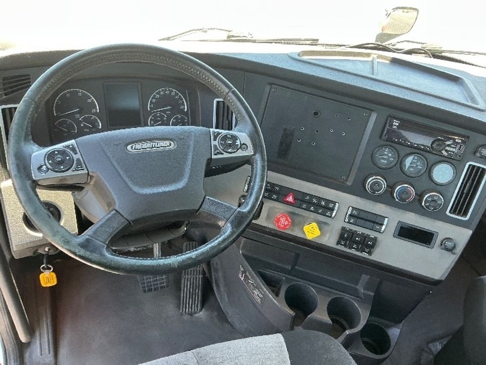 Day Cab Tractor-Heavy Duty Tractors-Freightliner-2019-T11664ST-Sacramento-CA-489,880\n\t\tmiles-$ 36,250 - Image 11