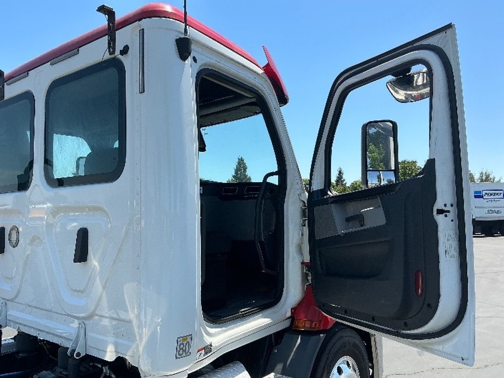 Day Cab Tractor-Heavy Duty Tractors-Freightliner-2019-T11664ST-Sacramento-CA-489,880\n\t\tmiles-$ 36,250 - Image 12