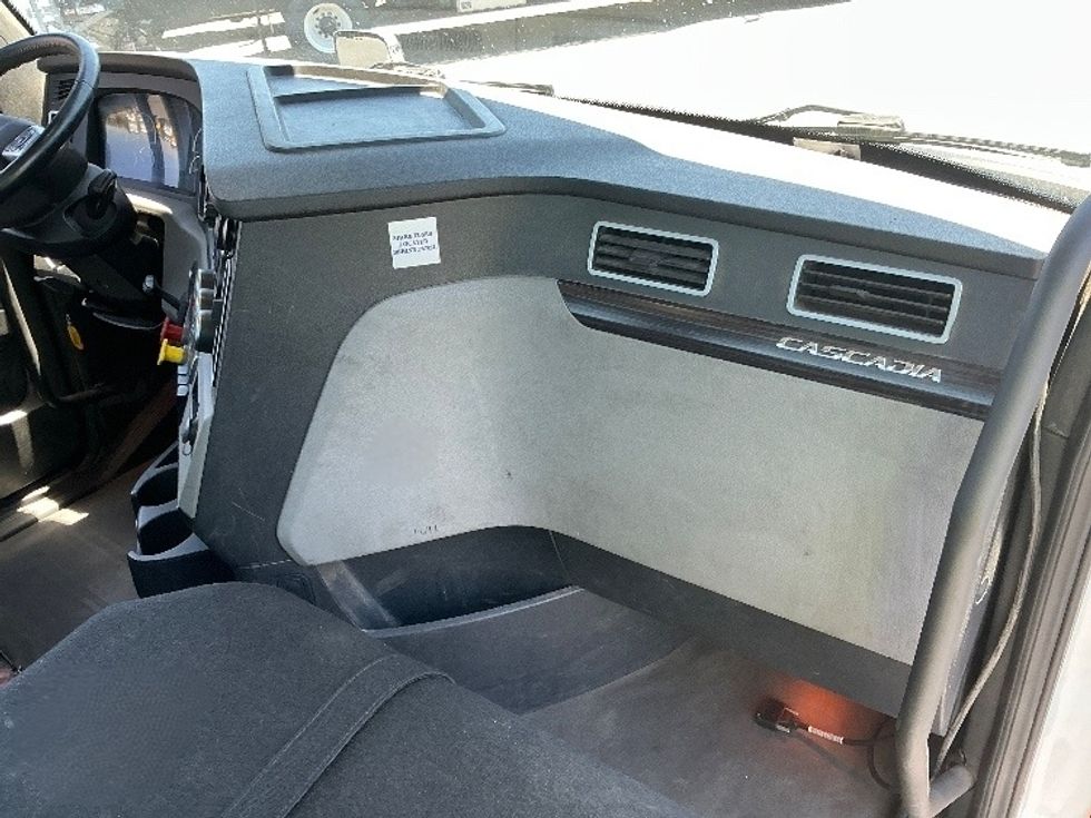 Day Cab Tractor-Heavy Duty Tractors-Freightliner-2019-T11664ST-Sacramento-CA-489,880\n\t\tmiles-$ 36,250 - Image 13