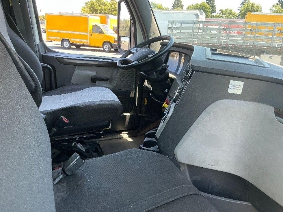 Day Cab Tractor-Heavy Duty Tractors-Freightliner-2019-T11664ST-Sacramento-CA-489,880\n\t\tmiles-$ 36,250 - Image 14