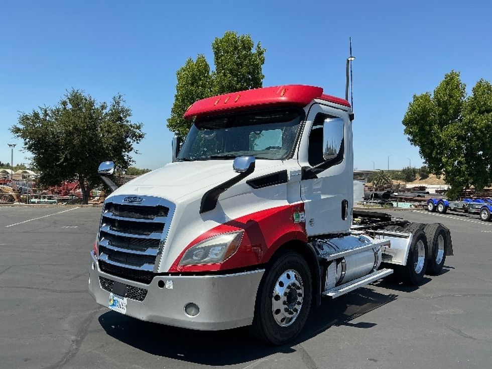 Day Cab Tractor-Heavy Duty Tractors-Freightliner-2019-T11664ST-Sacramento-CA-489,880\n\t\tmiles-$ 36,250 - Image 3
