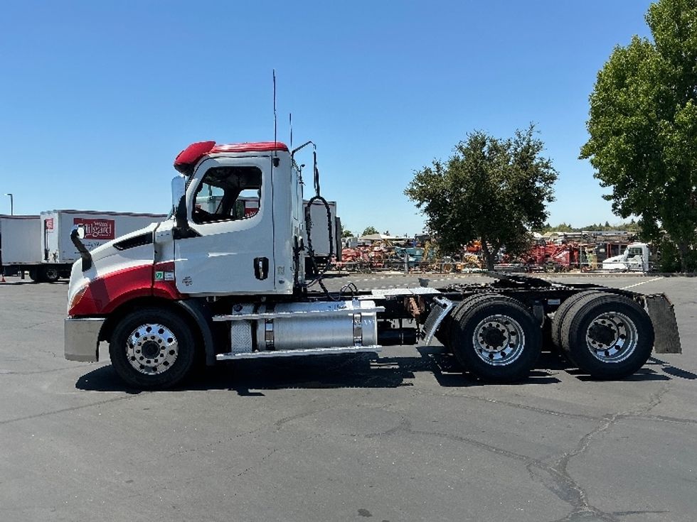 Day Cab Tractor-Heavy Duty Tractors-Freightliner-2019-T11664ST-Sacramento-CA-489,880\n\t\tmiles-$ 36,250 - Image 4