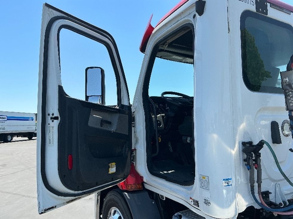 Day Cab Tractor-Heavy Duty Tractors-Freightliner-2019-T11664ST-Sacramento-CA-489,880\n\t\tmiles-$ 36,250 - Image 9