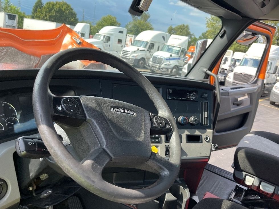 Day Cab Tractor-Heavy Duty Tractors-Freightliner-2019-T11664ST-Saginaw-MI-261,479\n\t\tmiles-$ 61,250 - Image 10