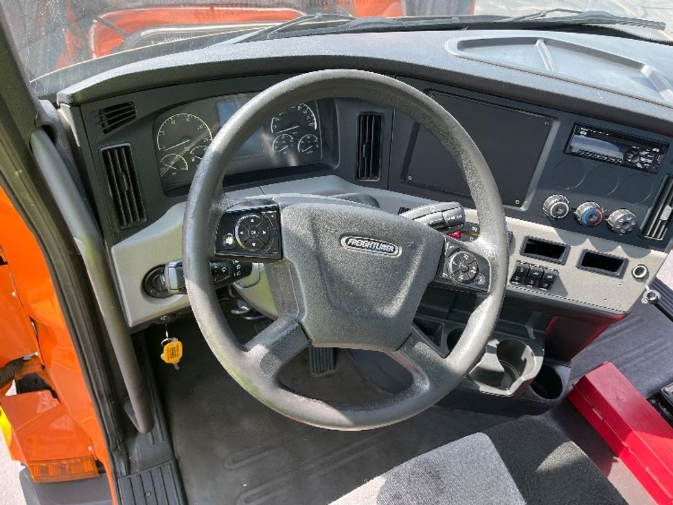 Day Cab Tractor-Heavy Duty Tractors-Freightliner-2019-T11664ST-Saginaw-MI-261,479\n\t\tmiles-$ 61,250 - Image 11