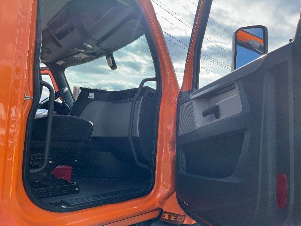 Day Cab Tractor-Heavy Duty Tractors-Freightliner-2019-T11664ST-Saginaw-MI-261,479\n\t\tmiles-$ 61,250 - Image 12