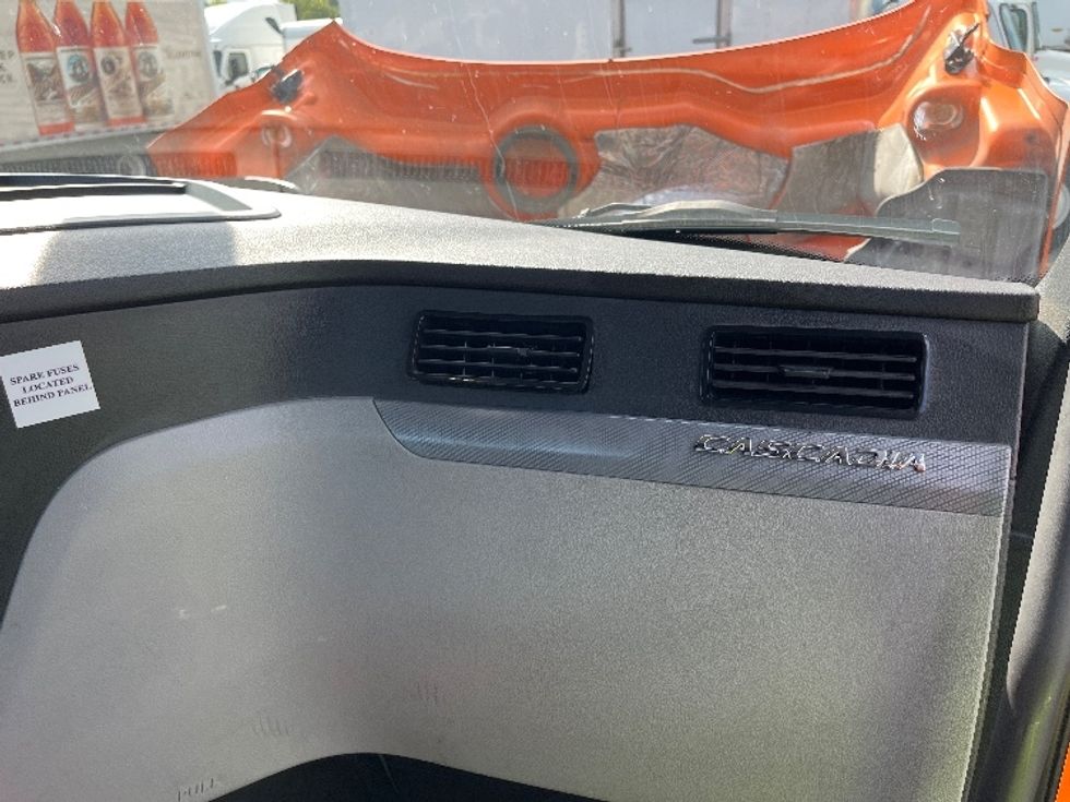 Day Cab Tractor-Heavy Duty Tractors-Freightliner-2019-T11664ST-Saginaw-MI-261,479\n\t\tmiles-$ 61,250 - Image 13