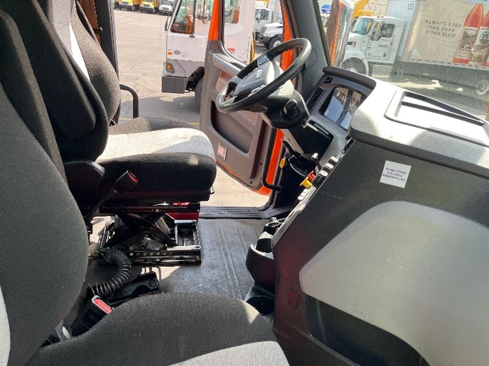 Day Cab Tractor-Heavy Duty Tractors-Freightliner-2019-T11664ST-Saginaw-MI-261,479\n\t\tmiles-$ 61,250 - Image 14