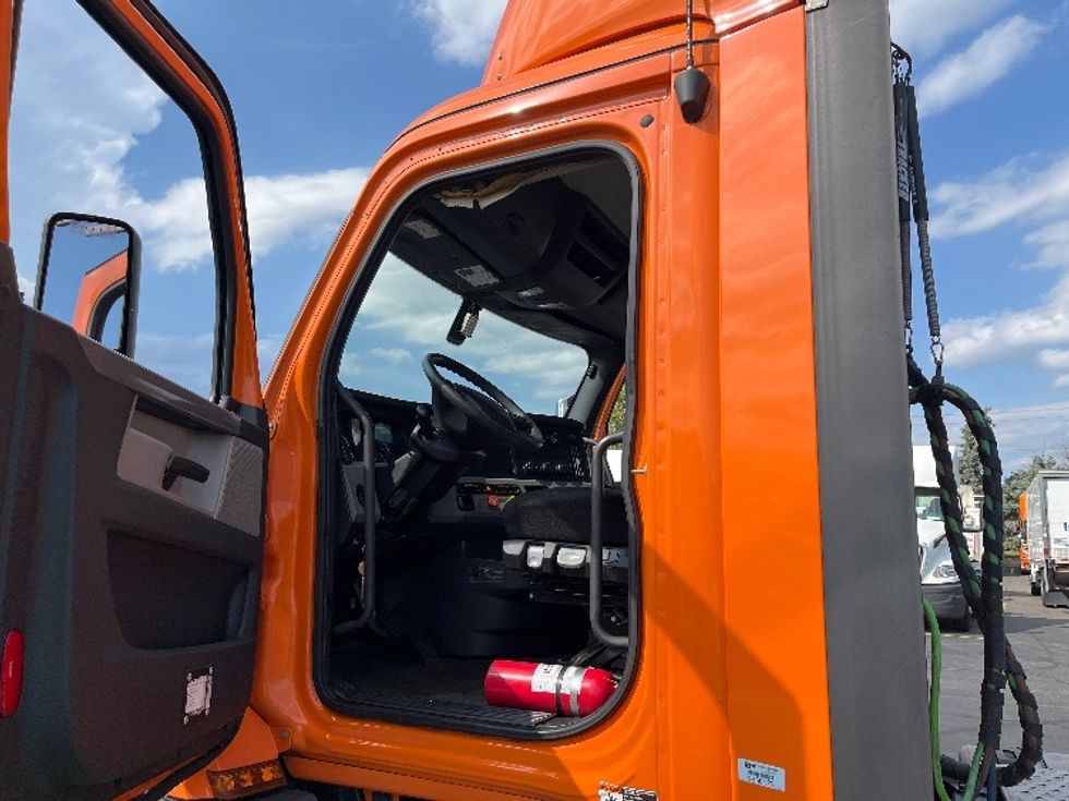 Day Cab Tractor-Heavy Duty Tractors-Freightliner-2019-T11664ST-Saginaw-MI-261,479\n\t\tmiles-$ 61,250 - Image 9