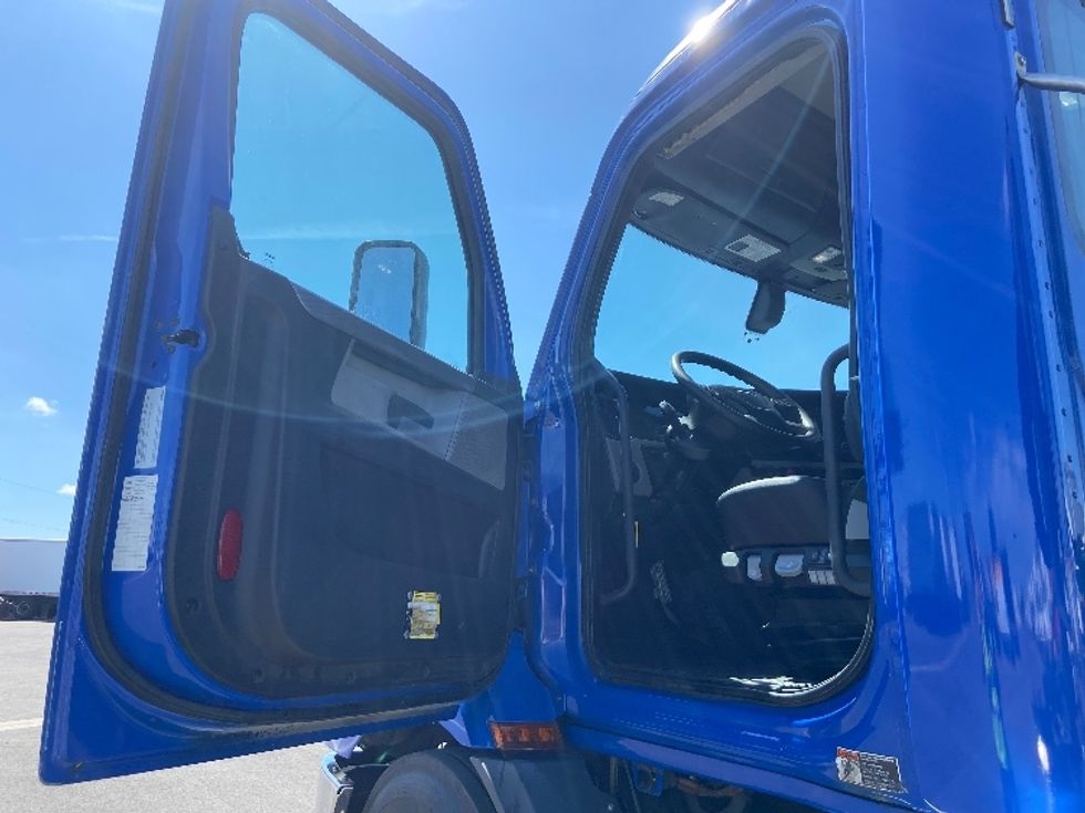 Day Cab Tractor-Heavy Duty Tractors-Freightliner-2019-T11664ST-San Antonio-TX-220,255\n\t\tmiles-$ 57,750 - Image 9