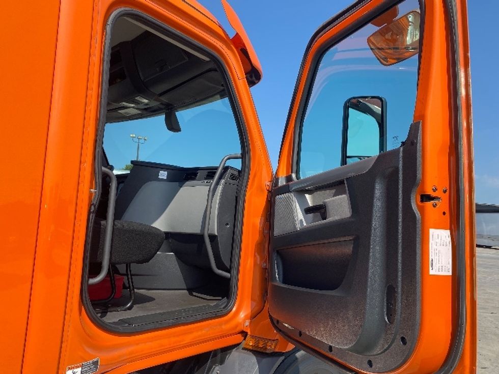 Day Cab Tractor-Heavy Duty Tractors-Freightliner-2019-T11664ST-San Antonio-TX-246,679\n\t\tmiles-$ 51,500 - Image 12