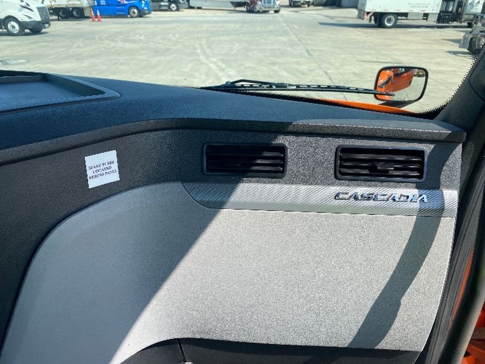 Day Cab Tractor-Heavy Duty Tractors-Freightliner-2019-T11664ST-San Antonio-TX-246,679\n\t\tmiles-$ 51,500 - Image 13