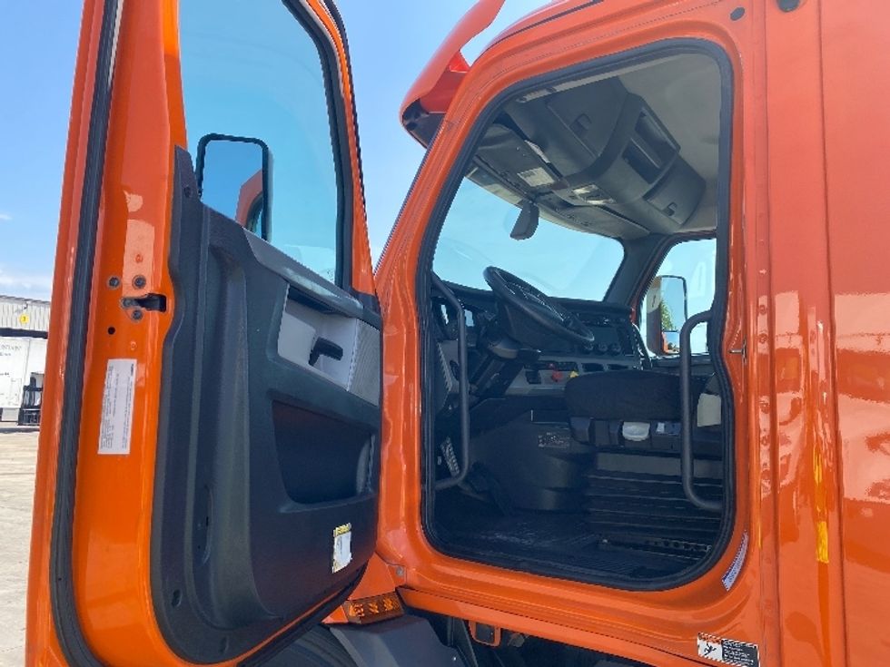 Day Cab Tractor-Heavy Duty Tractors-Freightliner-2019-T11664ST-San Antonio-TX-246,679\n\t\tmiles-$ 51,500 - Image 9