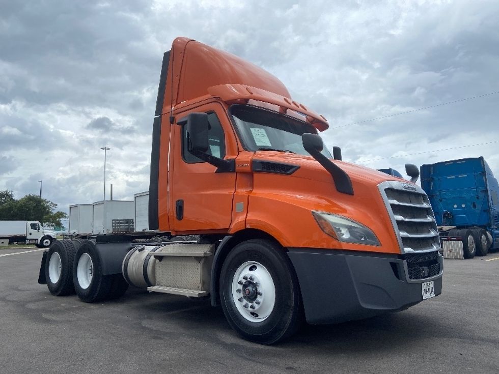 Day Cab Tractor-Heavy Duty Tractors-Freightliner-2019-T11664ST-San Antonio-TX-278,574\n\t\tmiles-$ 49,750 - Image 1
