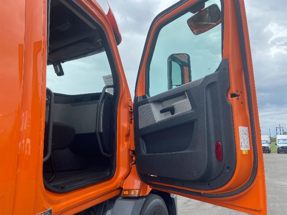 Day Cab Tractor-Heavy Duty Tractors-Freightliner-2019-T11664ST-San Antonio-TX-278,574\n\t\tmiles-$ 49,750 - Image 12