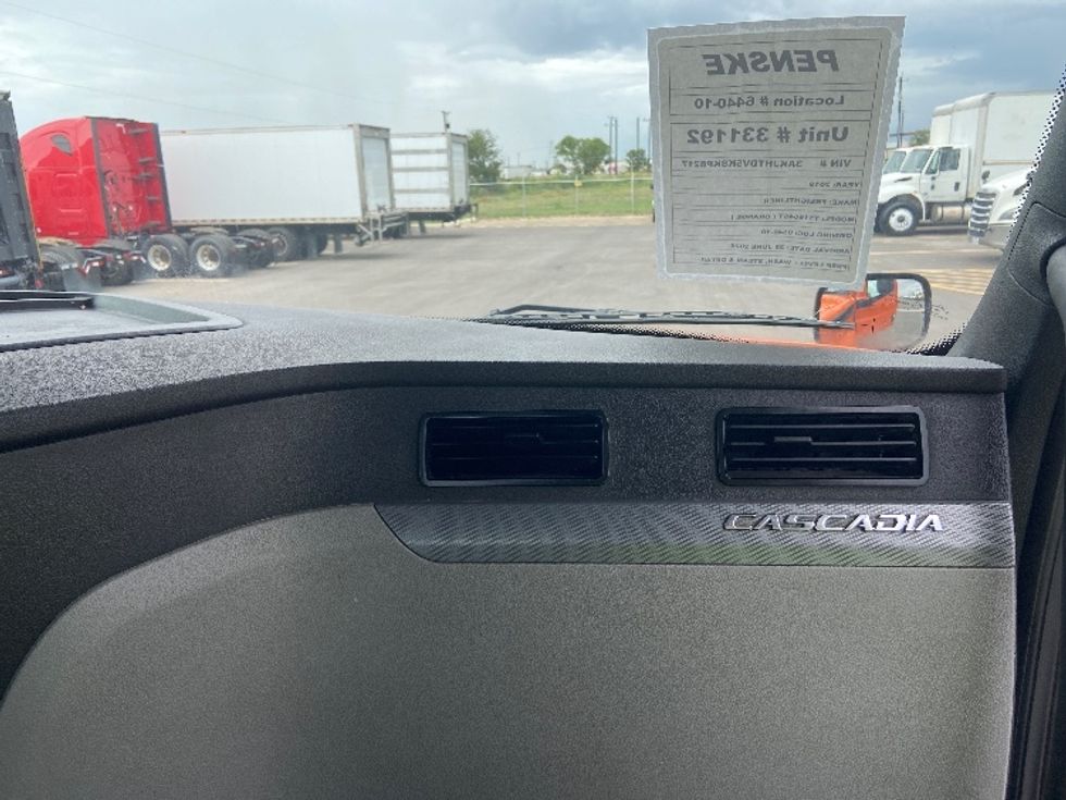 Day Cab Tractor-Heavy Duty Tractors-Freightliner-2019-T11664ST-San Antonio-TX-278,574\n\t\tmiles-$ 49,750 - Image 13