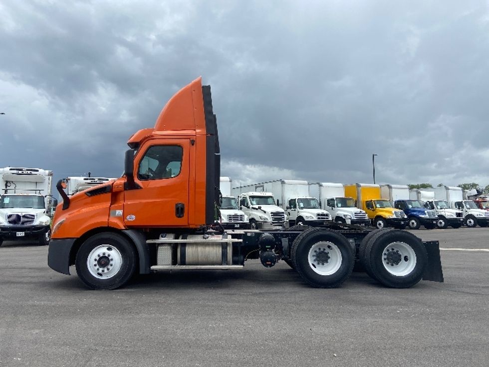 Day Cab Tractor-Heavy Duty Tractors-Freightliner-2019-T11664ST-San Antonio-TX-278,574\n\t\tmiles-$ 49,750 - Image 4