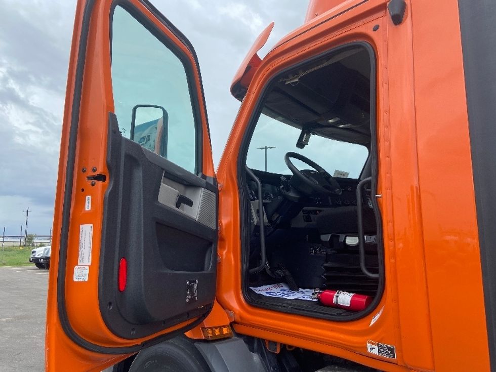 Day Cab Tractor-Heavy Duty Tractors-Freightliner-2019-T11664ST-San Antonio-TX-278,574\n\t\tmiles-$ 49,750 - Image 9