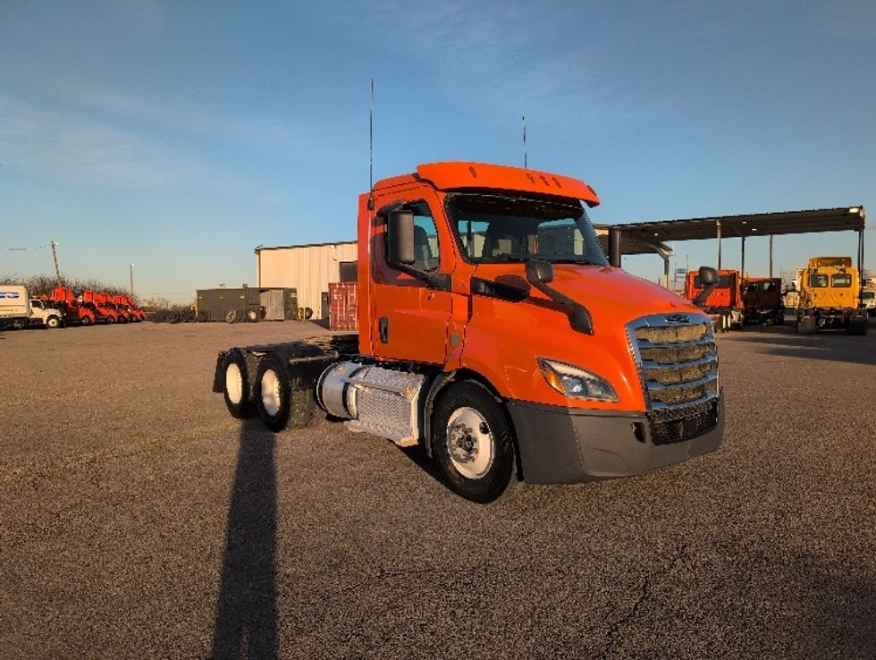Day Cab Tractor-Heavy Duty Tractors-Freightliner-2019-T11664ST-San Antonio-TX-284,374\n\t\tmiles-$ 45,250 - Image 1