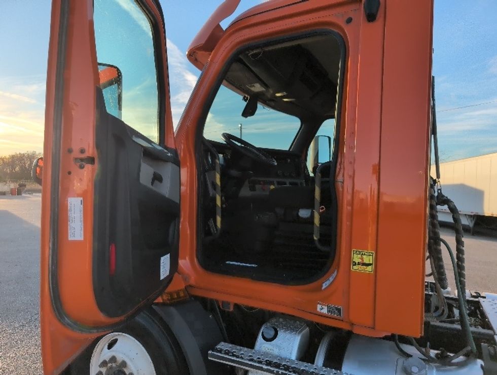 Day Cab Tractor-Heavy Duty Tractors-Freightliner-2019-T11664ST-San Antonio-TX-284,374\n\t\tmiles-$ 45,250 - Image 9