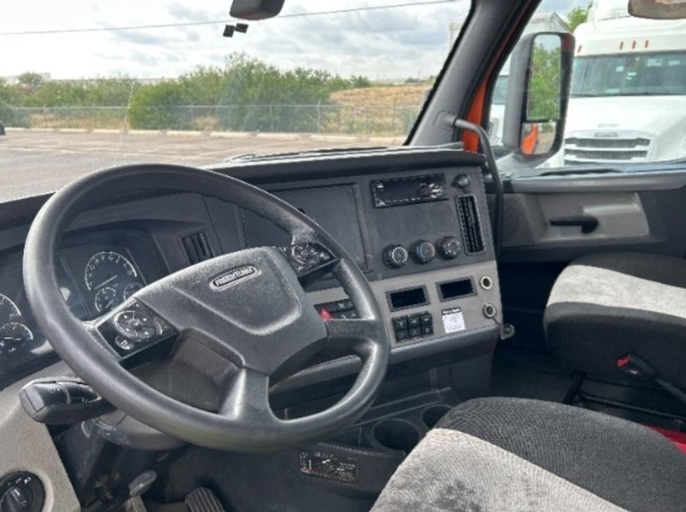 Day Cab Tractor-Heavy Duty Tractors-Freightliner-2019-T11664ST-San Antonio-TX-292,483\n\t\tmiles-$ 48,250 - Image 10