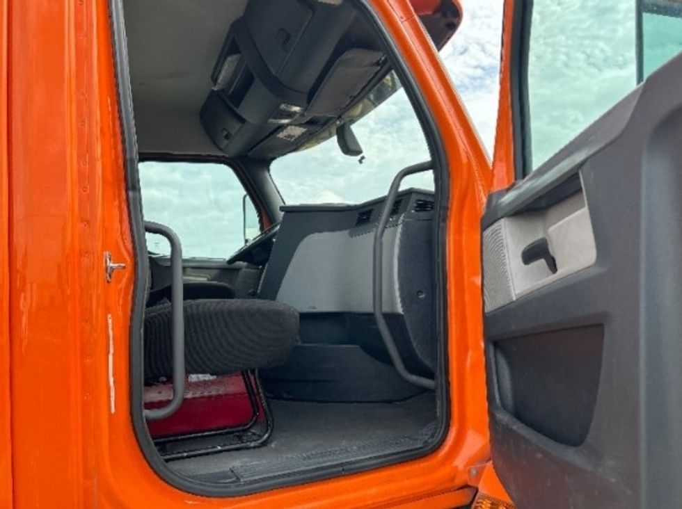 Day Cab Tractor-Heavy Duty Tractors-Freightliner-2019-T11664ST-San Antonio-TX-292,483\n\t\tmiles-$ 48,250 - Image 12