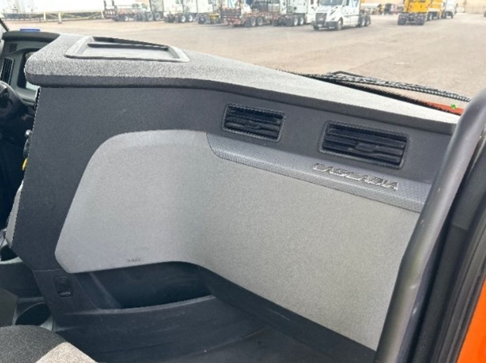 Day Cab Tractor-Heavy Duty Tractors-Freightliner-2019-T11664ST-San Antonio-TX-292,483\n\t\tmiles-$ 48,250 - Image 13