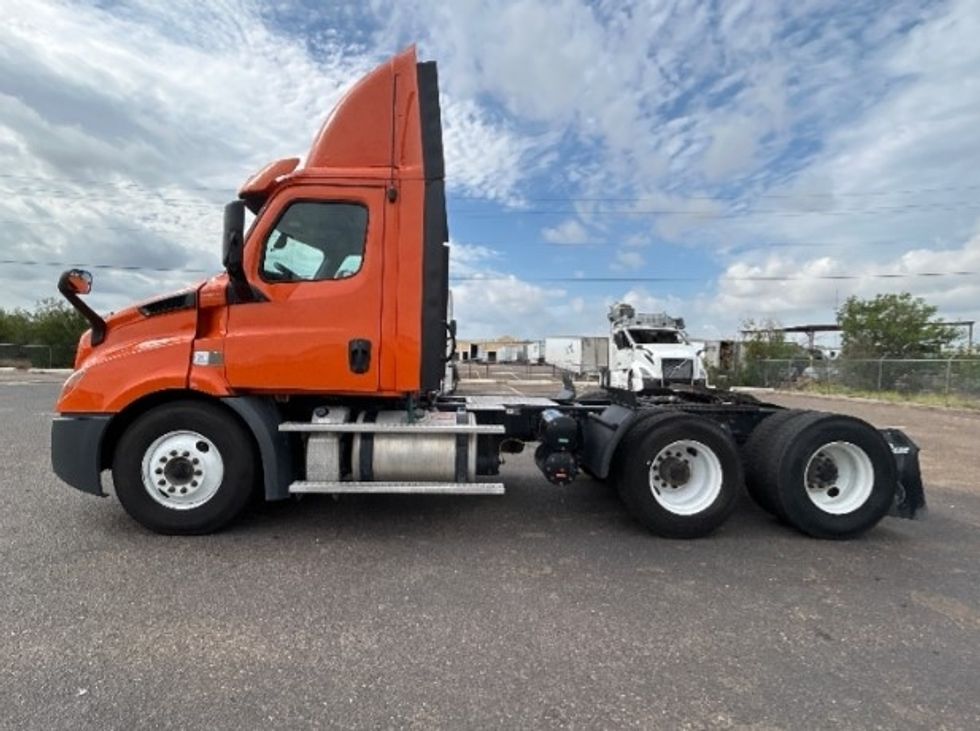 Day Cab Tractor-Heavy Duty Tractors-Freightliner-2019-T11664ST-San Antonio-TX-292,483\n\t\tmiles-$ 48,250 - Image 4