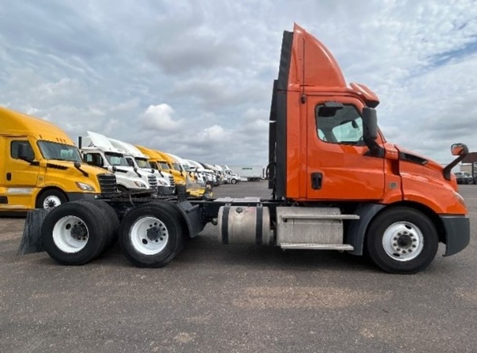 Day Cab Tractor-Heavy Duty Tractors-Freightliner-2019-T11664ST-San Antonio-TX-292,483\n\t\tmiles-$ 48,250 - Image 8