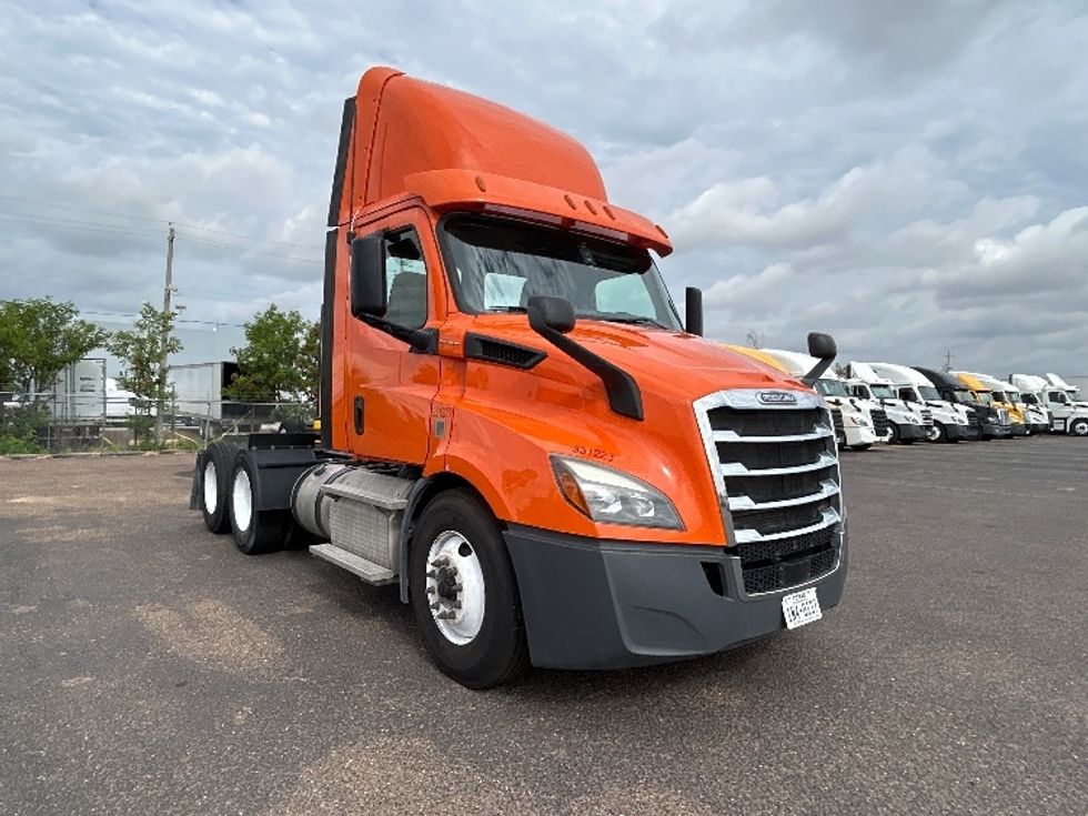Day Cab Tractor-Heavy Duty Tractors-Freightliner-2019-T11664ST-San Antonio-TX-302,261\n\t\tmiles-$ 47,750 - Image 1