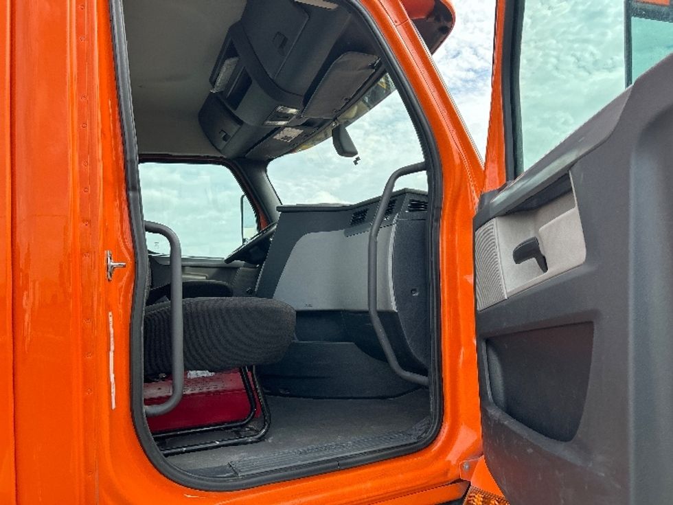 Day Cab Tractor-Heavy Duty Tractors-Freightliner-2019-T11664ST-San Antonio-TX-302,261\n\t\tmiles-$ 47,750 - Image 12