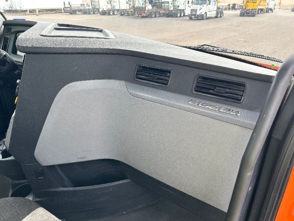 Day Cab Tractor-Heavy Duty Tractors-Freightliner-2019-T11664ST-San Antonio-TX-302,261\n\t\tmiles-$ 47,750 - Image 13