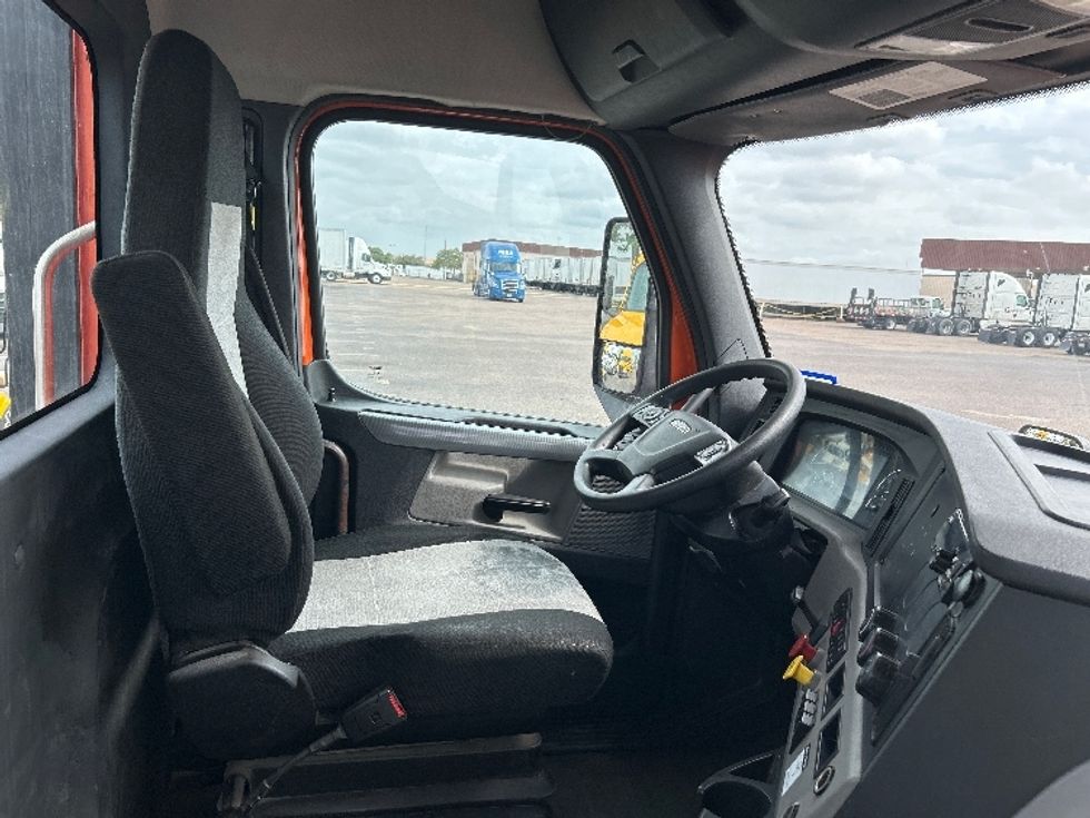 Day Cab Tractor-Heavy Duty Tractors-Freightliner-2019-T11664ST-San Antonio-TX-302,261\n\t\tmiles-$ 47,750 - Image 14