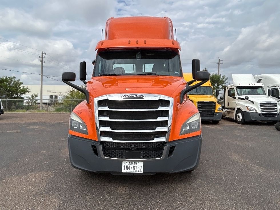 Day Cab Tractor-Heavy Duty Tractors-Freightliner-2019-T11664ST-San Antonio-TX-302,261\n\t\tmiles-$ 47,750 - Image 2