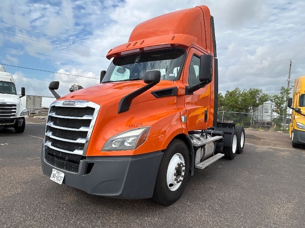 Day Cab Tractor-Heavy Duty Tractors-Freightliner-2019-T11664ST-San Antonio-TX-302,261\n\t\tmiles-$ 47,750 - Image 3