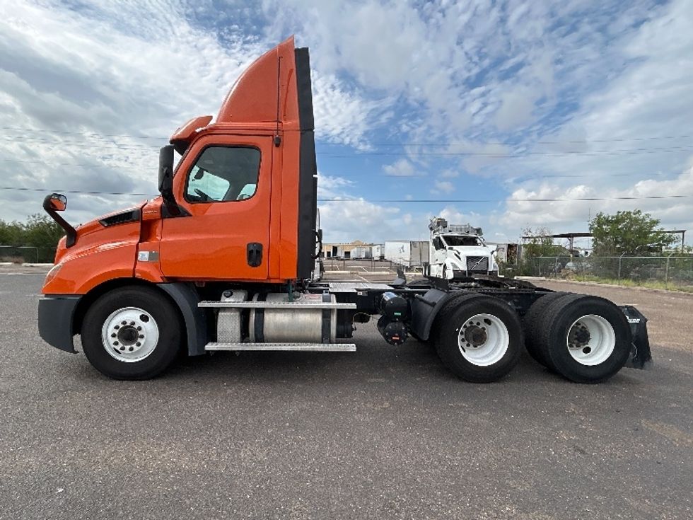 Day Cab Tractor-Heavy Duty Tractors-Freightliner-2019-T11664ST-San Antonio-TX-302,261\n\t\tmiles-$ 47,750 - Image 4