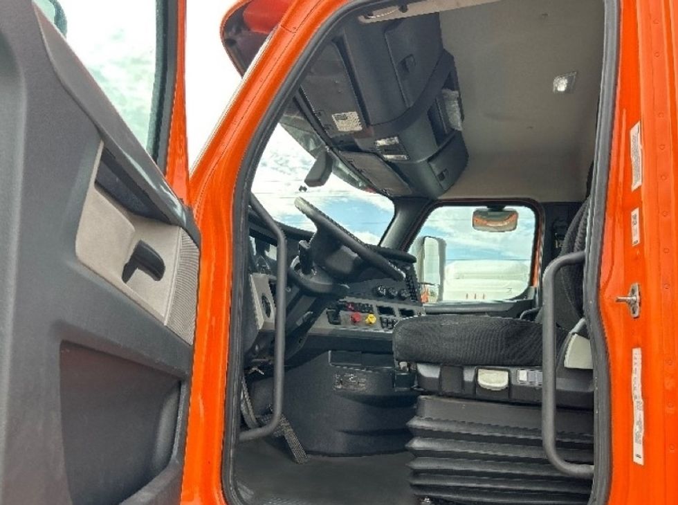 Day Cab Tractor-Heavy Duty Tractors-Freightliner-2019-T11664ST-San Antonio-TX-302,261\n\t\tmiles-$ 47,750 - Image 9