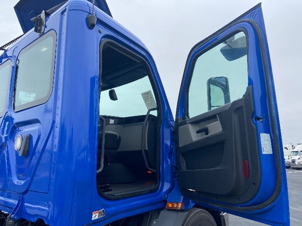 Day Cab Tractor-Heavy Duty Tractors-Freightliner-2019-T11664ST-San Antonio-TX-303,167\n\t\tmiles-$ 49,250 - Image 12