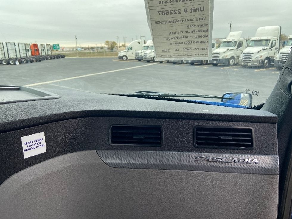 Day Cab Tractor-Heavy Duty Tractors-Freightliner-2019-T11664ST-San Antonio-TX-303,167\n\t\tmiles-$ 49,250 - Image 13