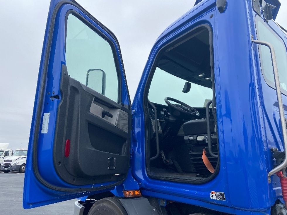 Day Cab Tractor-Heavy Duty Tractors-Freightliner-2019-T11664ST-San Antonio-TX-303,167\n\t\tmiles-$ 49,250 - Image 9