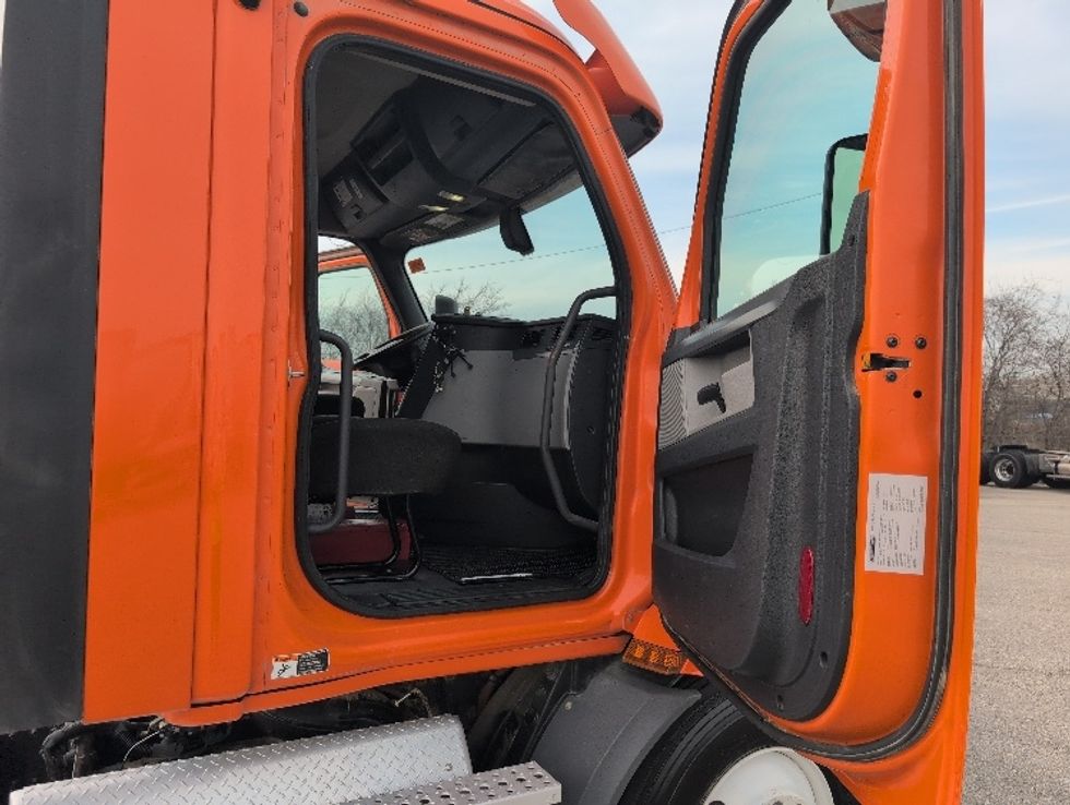 Day Cab Tractor-Heavy Duty Tractors-Freightliner-2019-T11664ST-San Antonio-TX-322,664\n\t\tmiles-$ 42,500 - Image 12