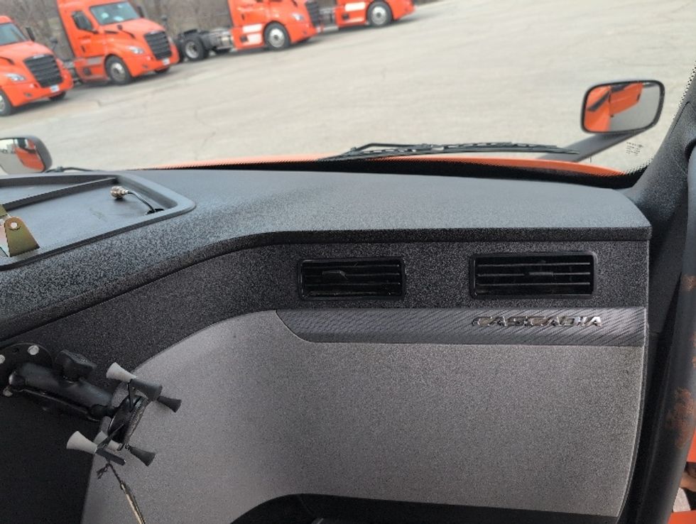 Day Cab Tractor-Heavy Duty Tractors-Freightliner-2019-T11664ST-San Antonio-TX-322,664\n\t\tmiles-$ 42,500 - Image 13